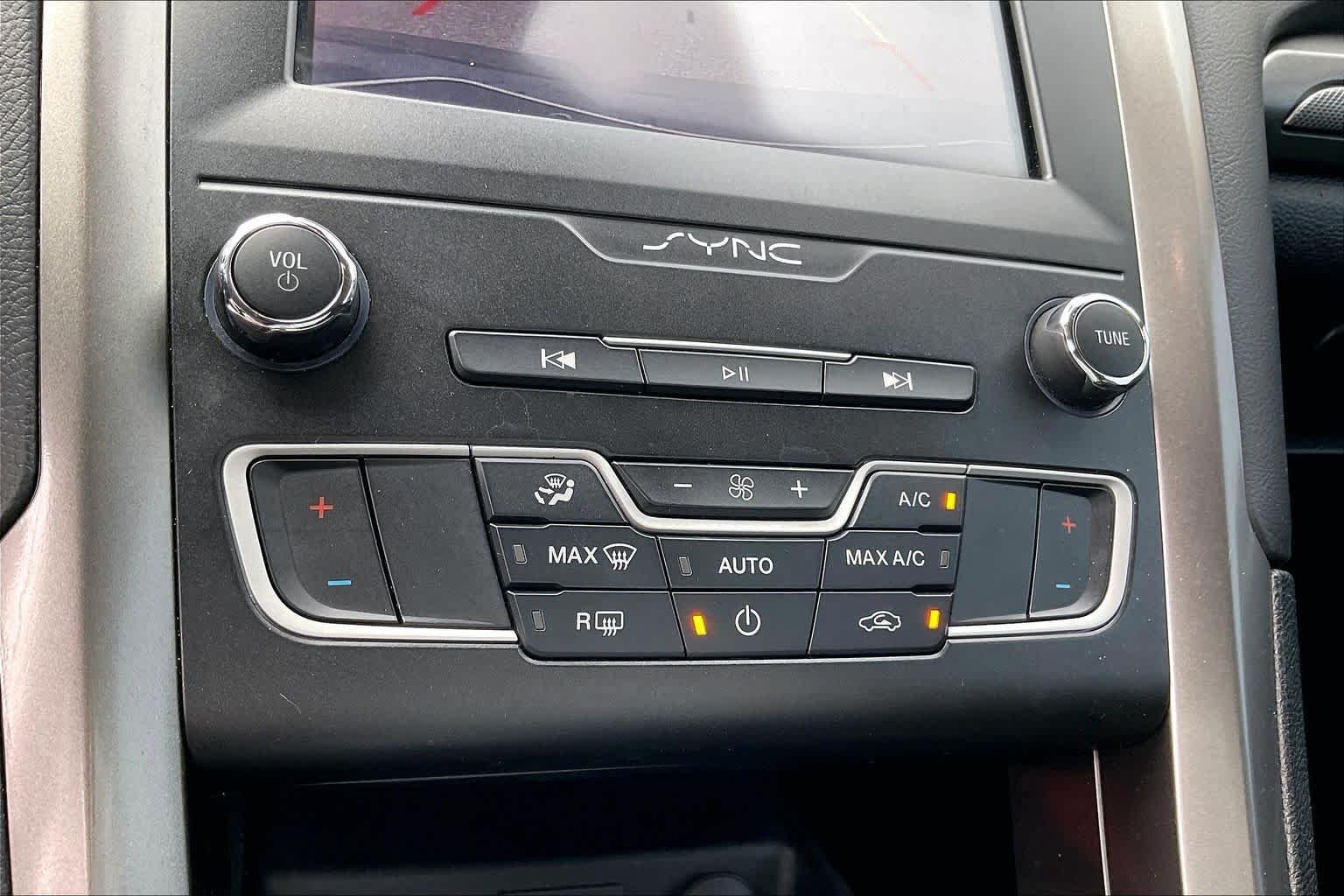 Used 2019 Agate Black Ford SE image 32