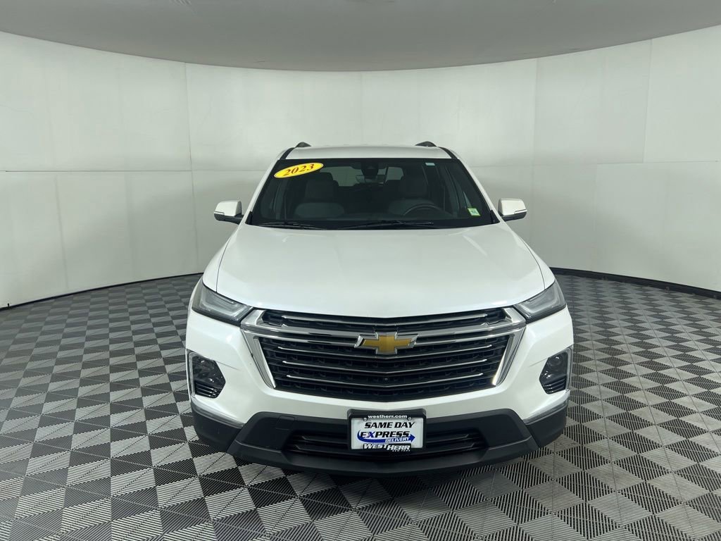 Used 2023 Iridescent Pearl Tricoat Chevrolet LT Cloth image 9