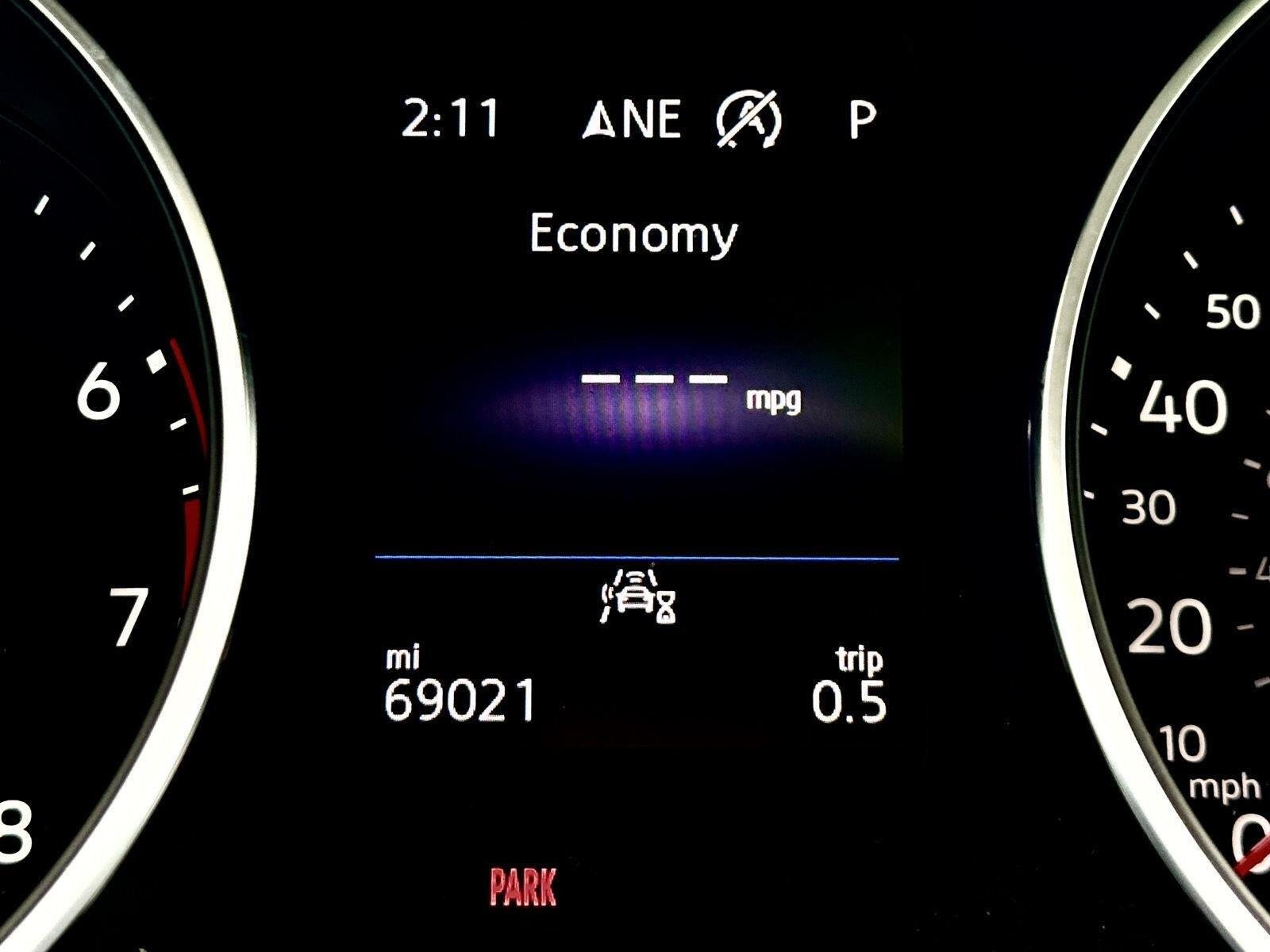 Used 2021 Pure White Volkswagen SE image 21