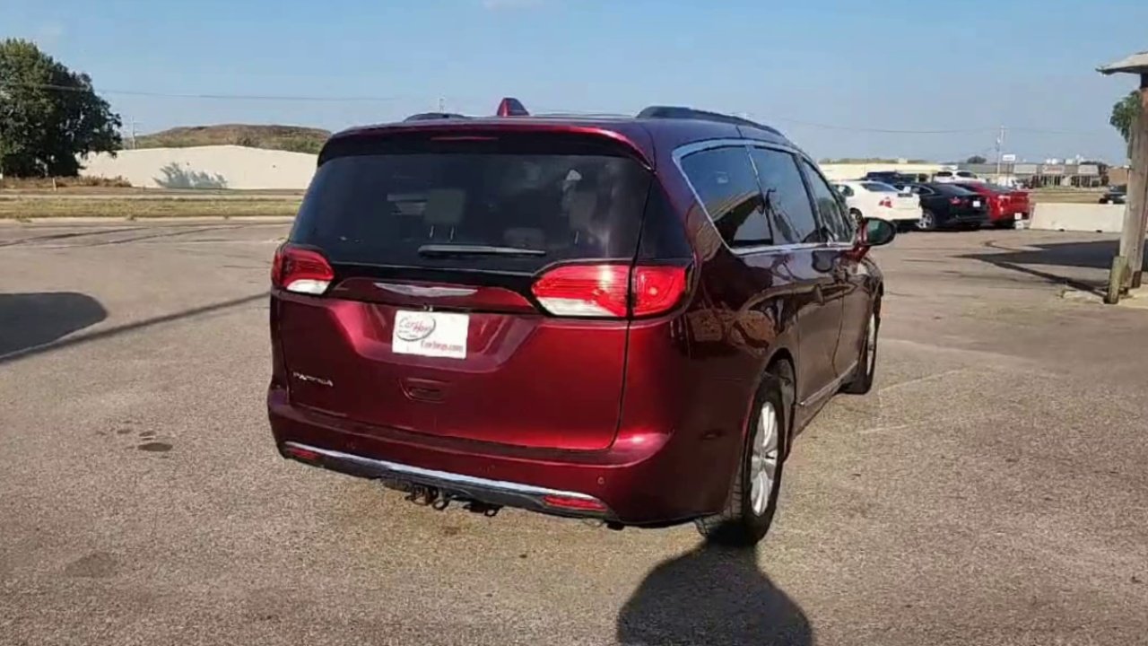 2017 Chrysler Pacifica Touring L photo 2