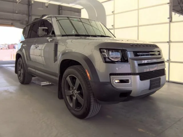 Used 2023 Silver Land Rover SE image 2