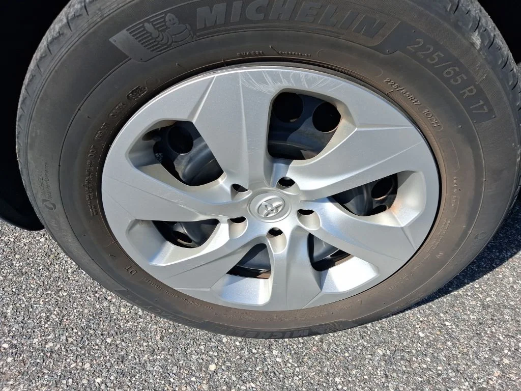 Used 2022 White Toyota LE image 14