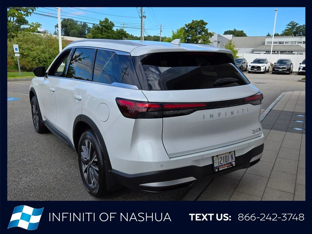 New 2027 RADIANT WHITE INFINITI Luxe AWD image 11