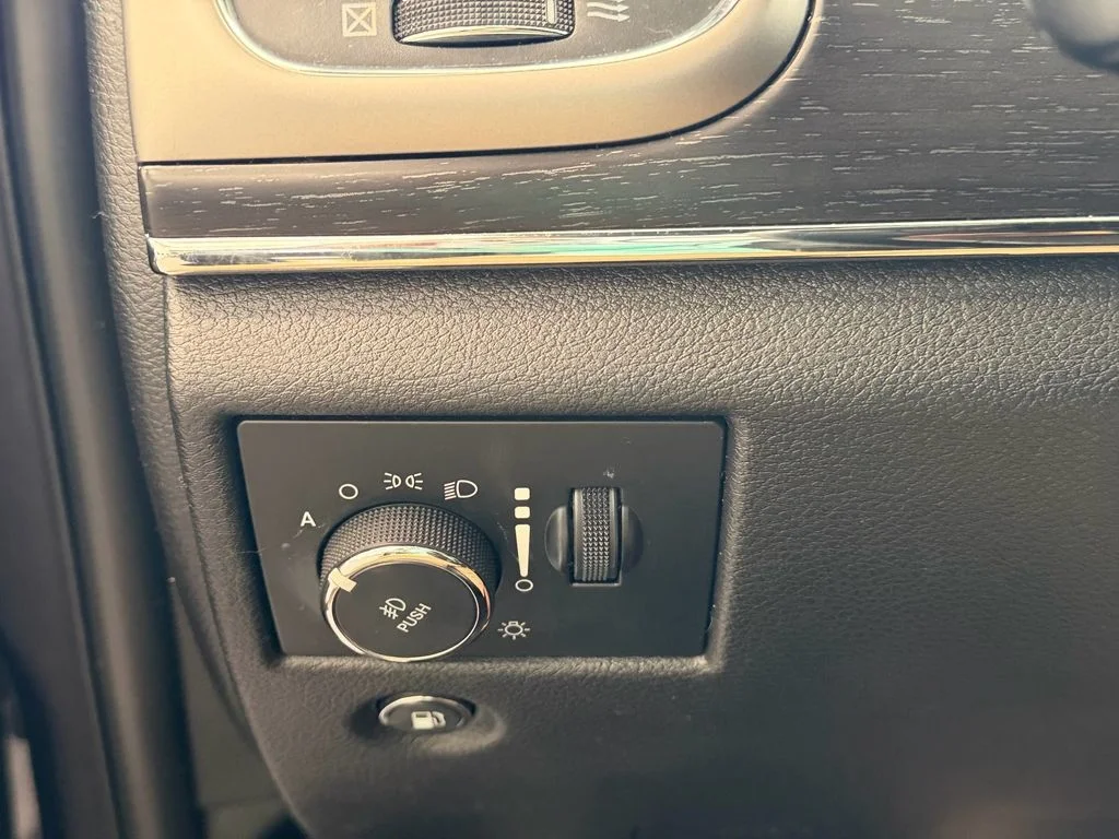 Used 2018 Gray Jeep Limited image 28