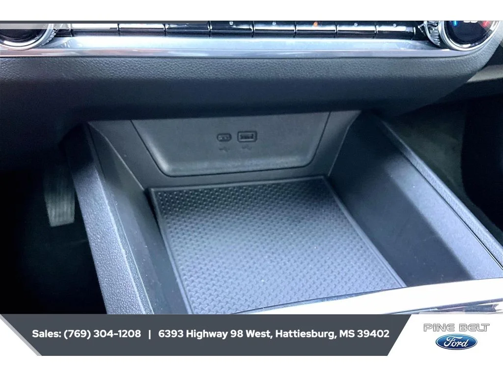 Used 2025 Iridescent Pearl Tricoat Chevrolet FWD RS image 23