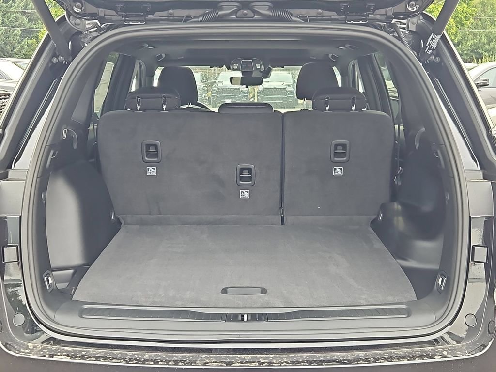 New 2026 Diamond Black Crystal Pearlcoat Jeep Laredo X image 10