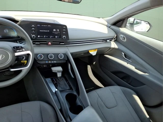 Used 2025 White Hyundai SE image 19