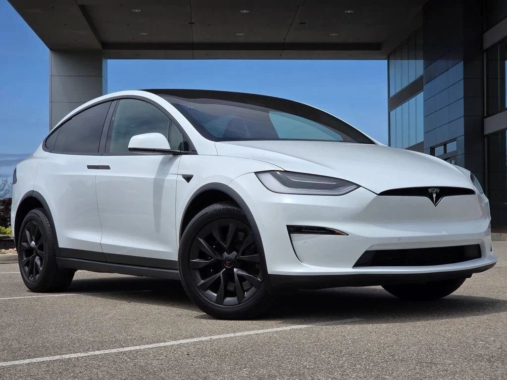 Used 2023 Pearl White Multi-Coat Tesla Standard Range image 2