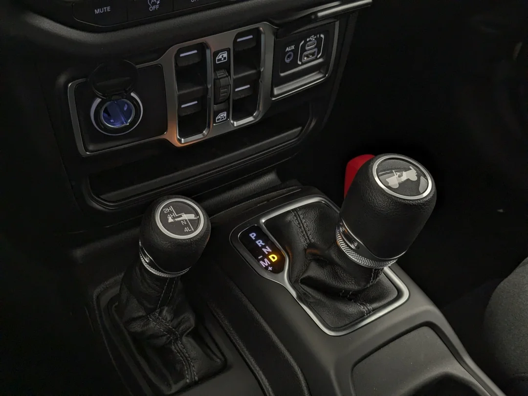 New 2026 Grey Jeep Sahara - - 4x4 - Body- Color Top - Side Steps - 2.0L Turbo - Remote Start & More! image 17