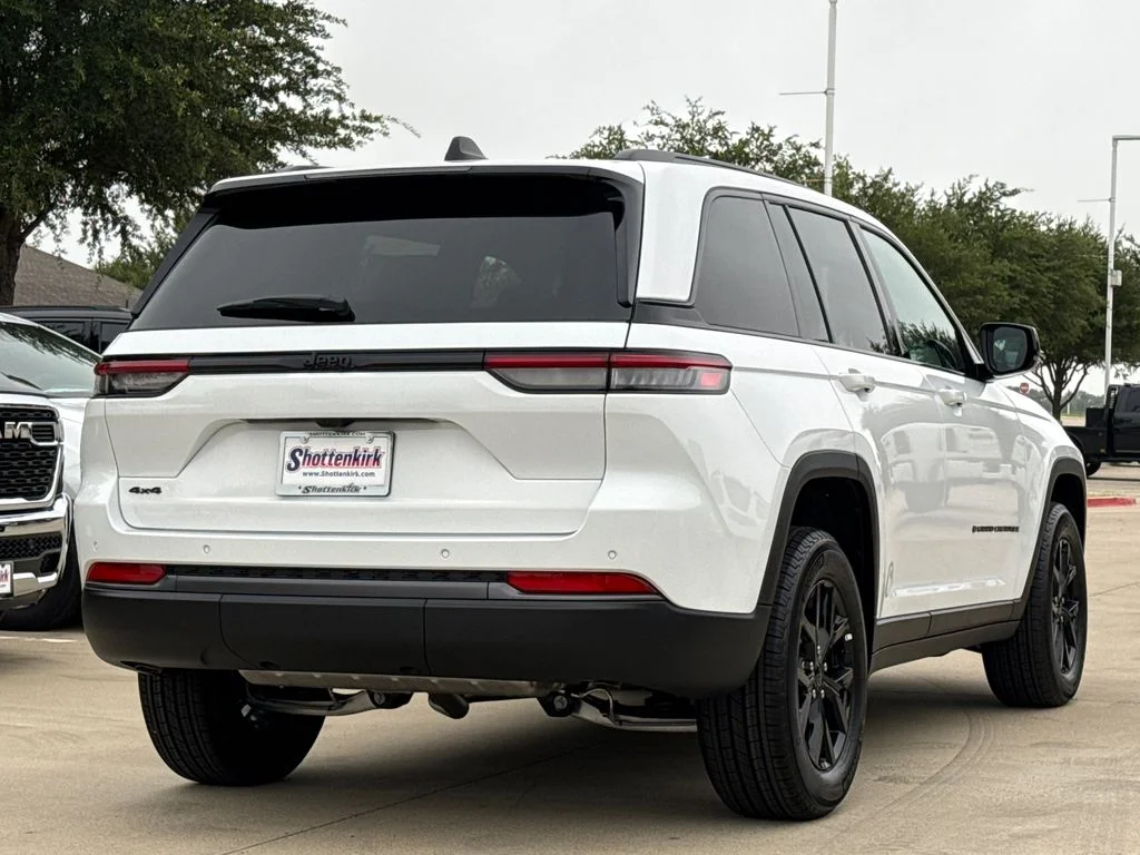 New 2026 Bright White Clear-Coat Exterior Paint Jeep Altitude image 8