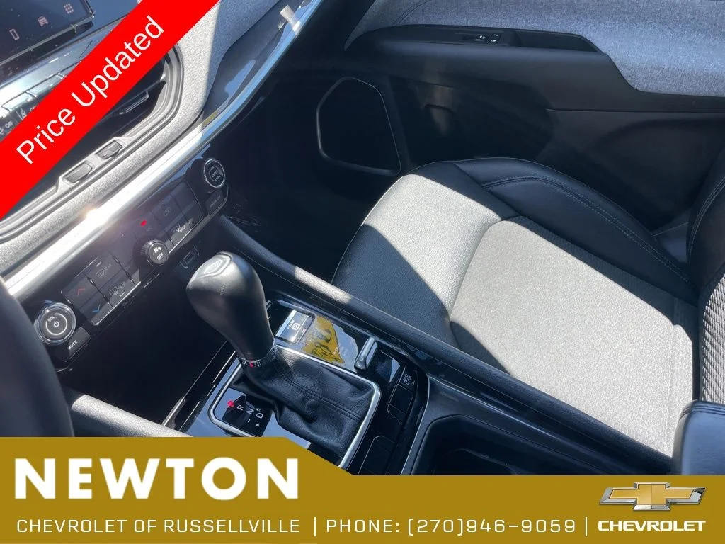 Used 2025 Bright White Clearcoat Jeep Latitude image 20