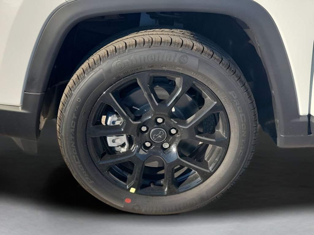 New 2026 Bright White Clear-Coat Exterior Paint Jeep Latitude image 17