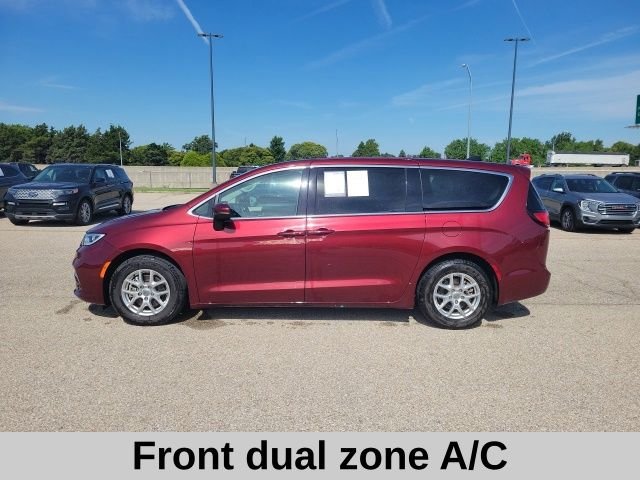 Used 2023 Velvet Chrysler Touring L image 3