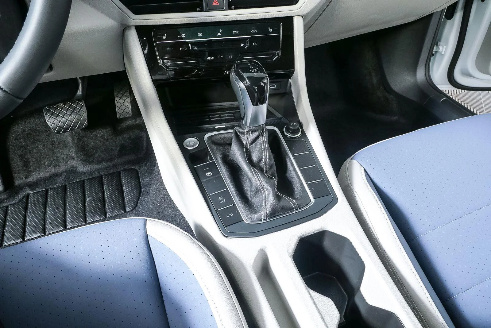 New 2027 Opal White Pearl Volkswagen SE image 20