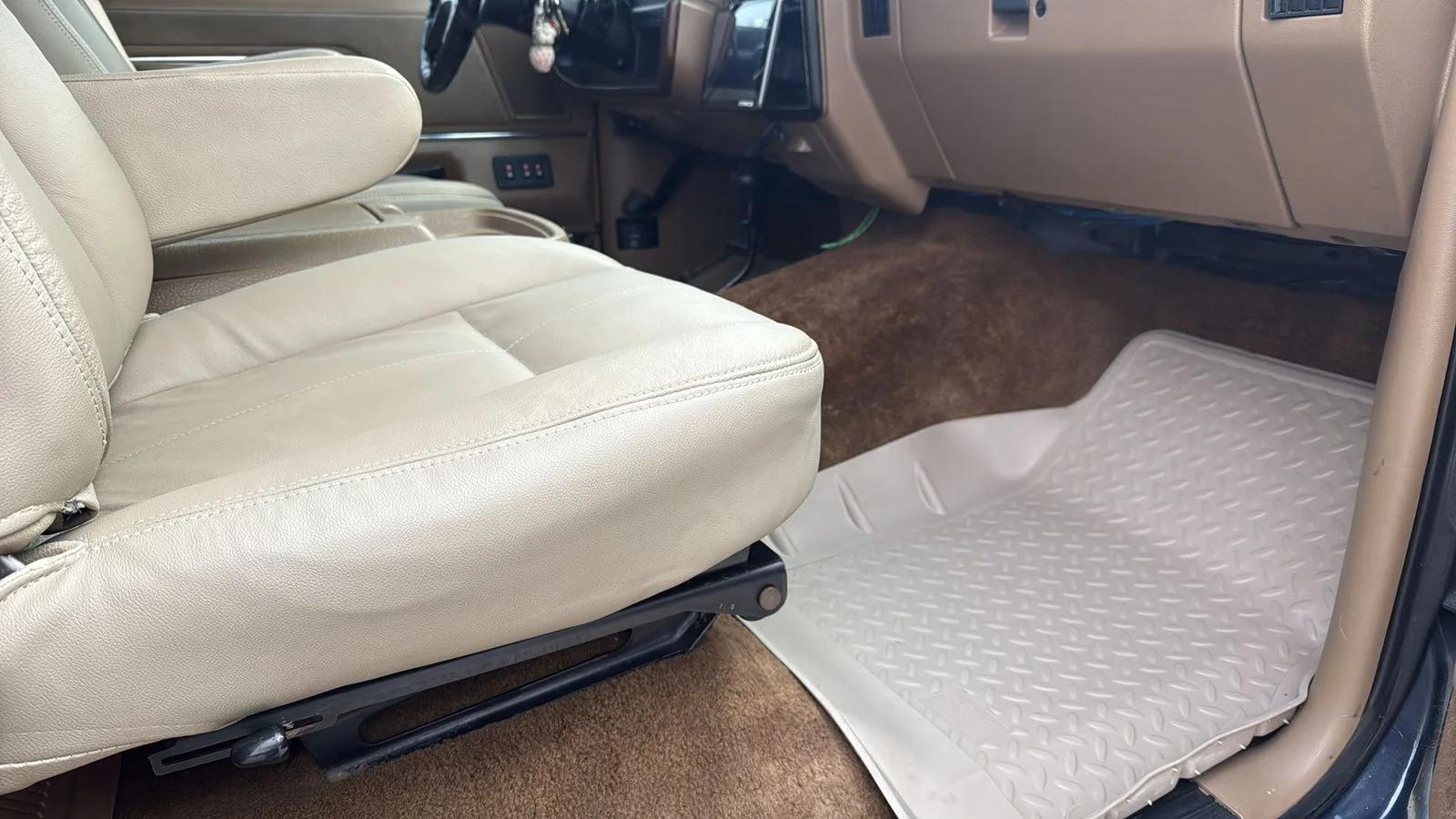 Used 1988  Ford XLT image 46