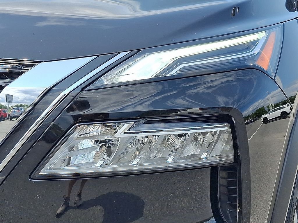 Used 2021 Black Nissan Platinum image 10