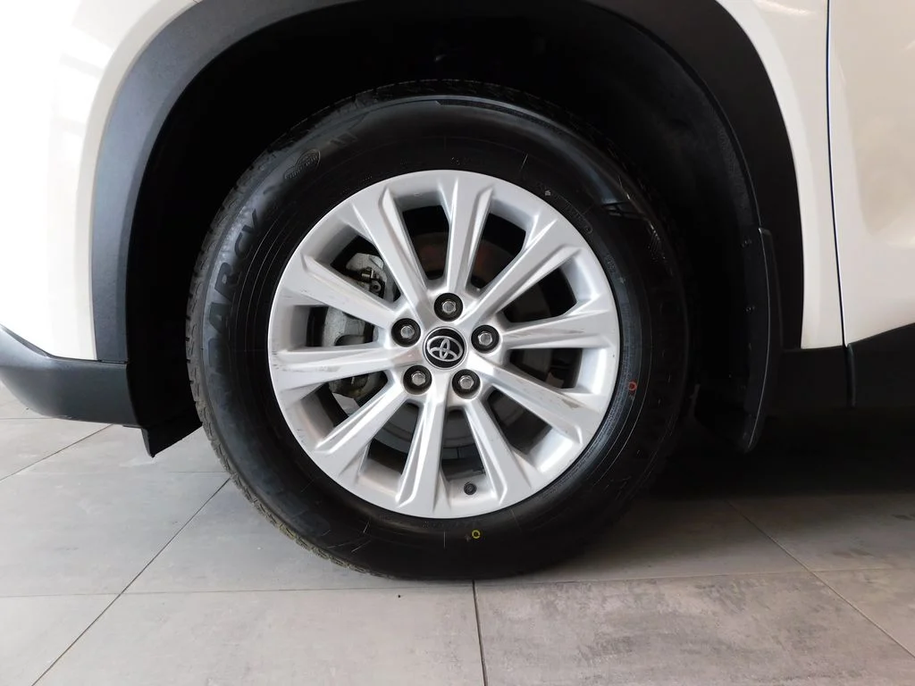 Used 2024 Cream Toyota XLE image 10