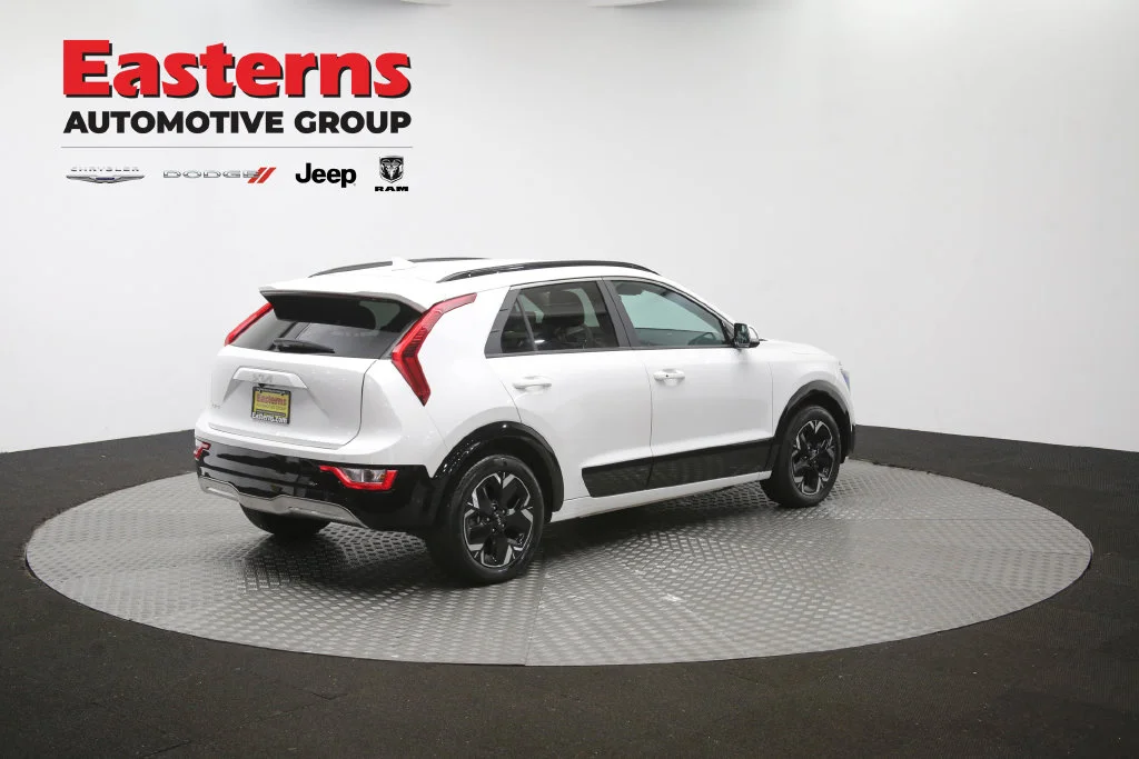Used 2023 White Kia Wind image 36