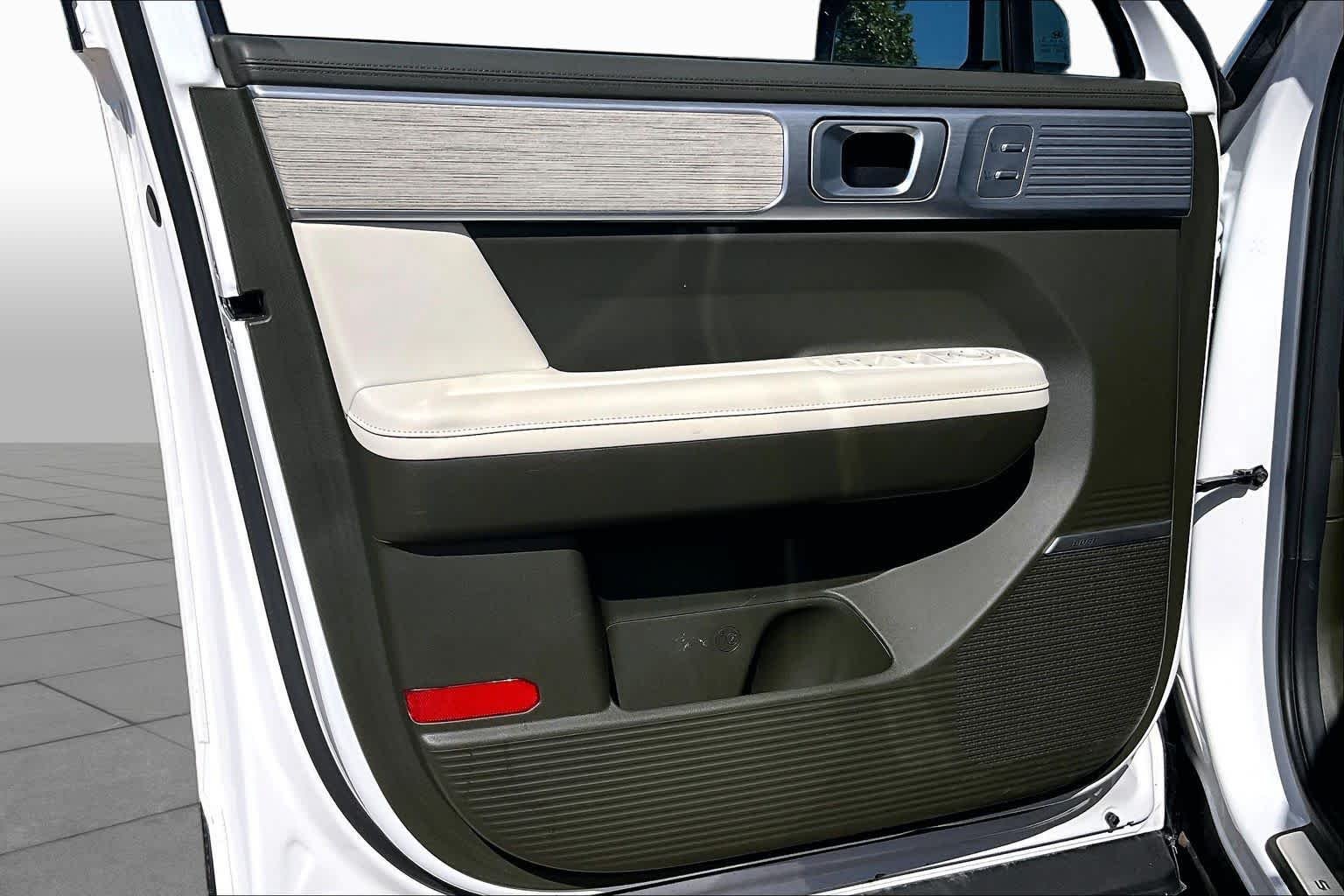 Used 2025 Serenity White Hyundai Calligraphy image 22