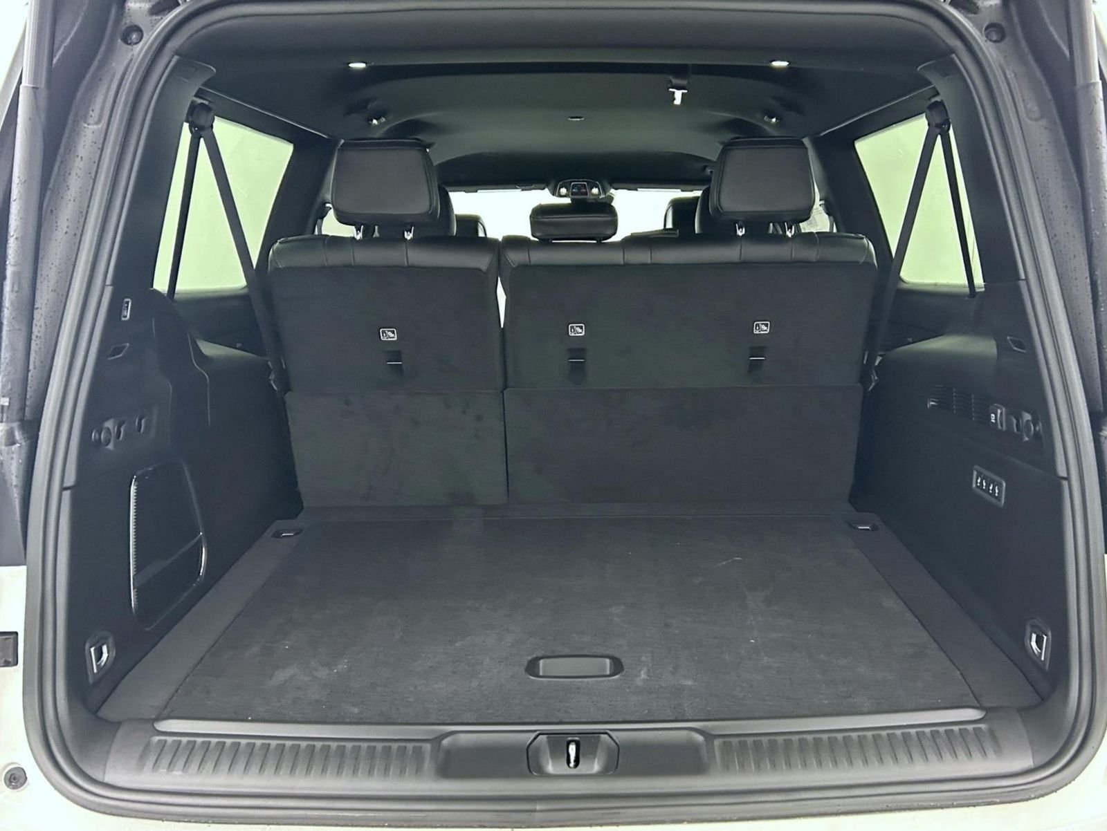 New 2026 Bright White Clear-Coat Exterior Paint Jeep Limited Altitude image 23