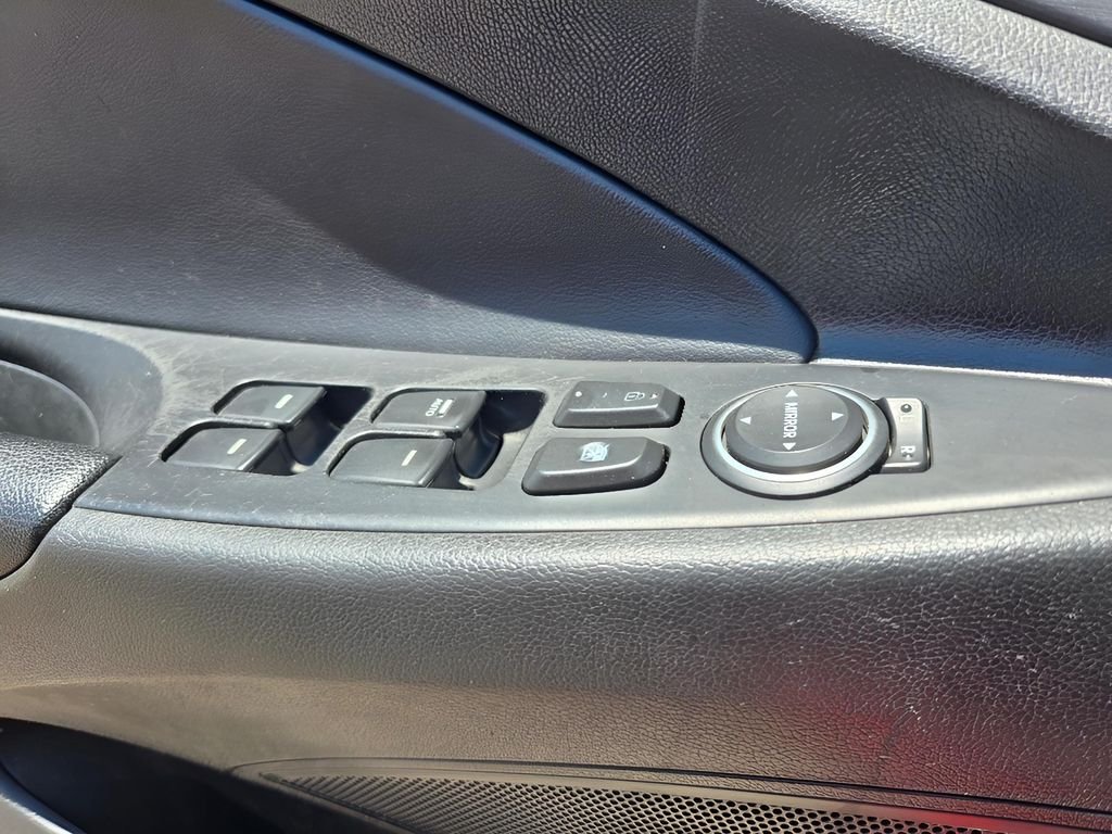 Used 2011 Venetian Red Hyundai SE image 23