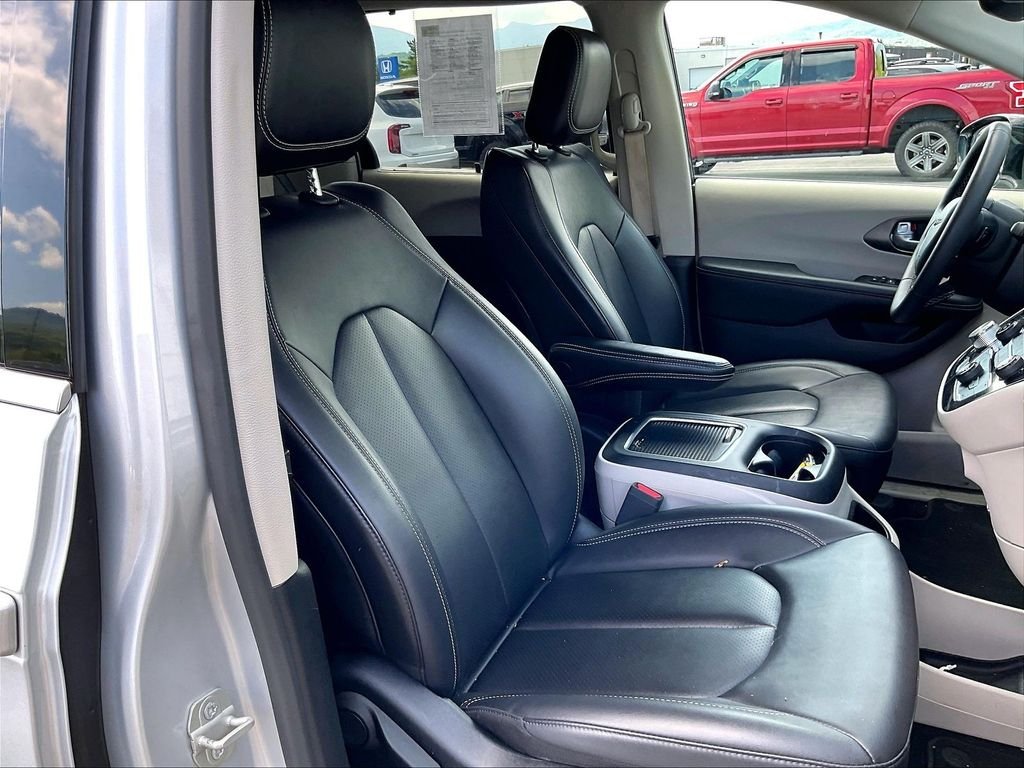 Used 2024 Silver Mist Clearcoat Chrysler Touring L image 11
