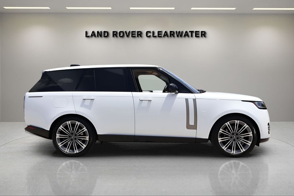 Used 2023 White Land Rover SE image 5