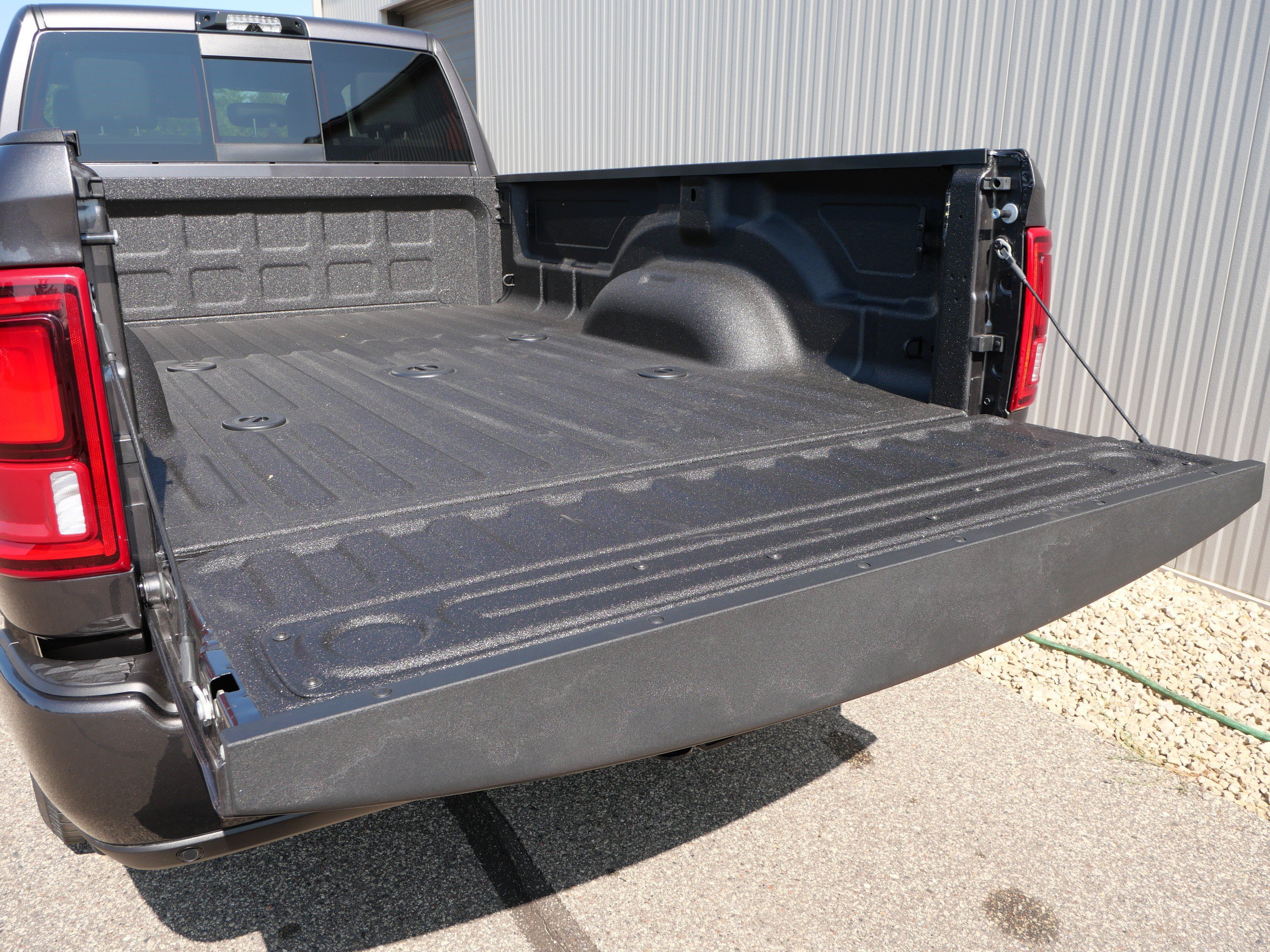 New 2026 Granite Crystal Metallic Clear-Coat Exterior Paint RAM Laramie image 4