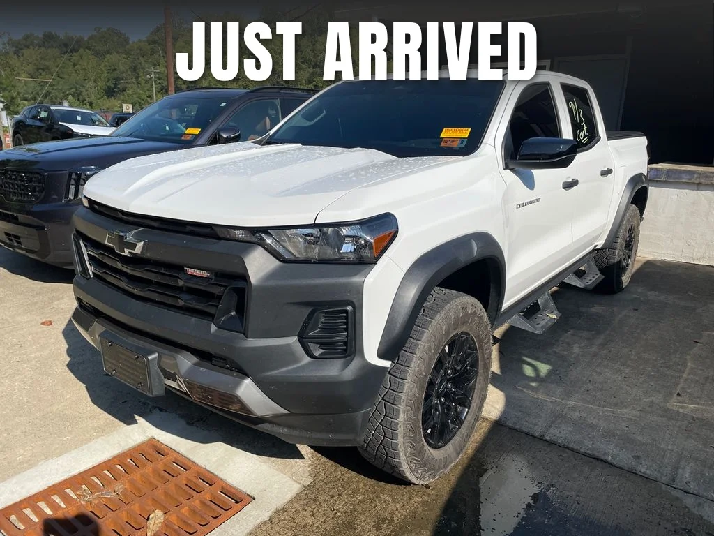 Used 2026 Summit White Chevrolet 4WD Trail Boss image 1