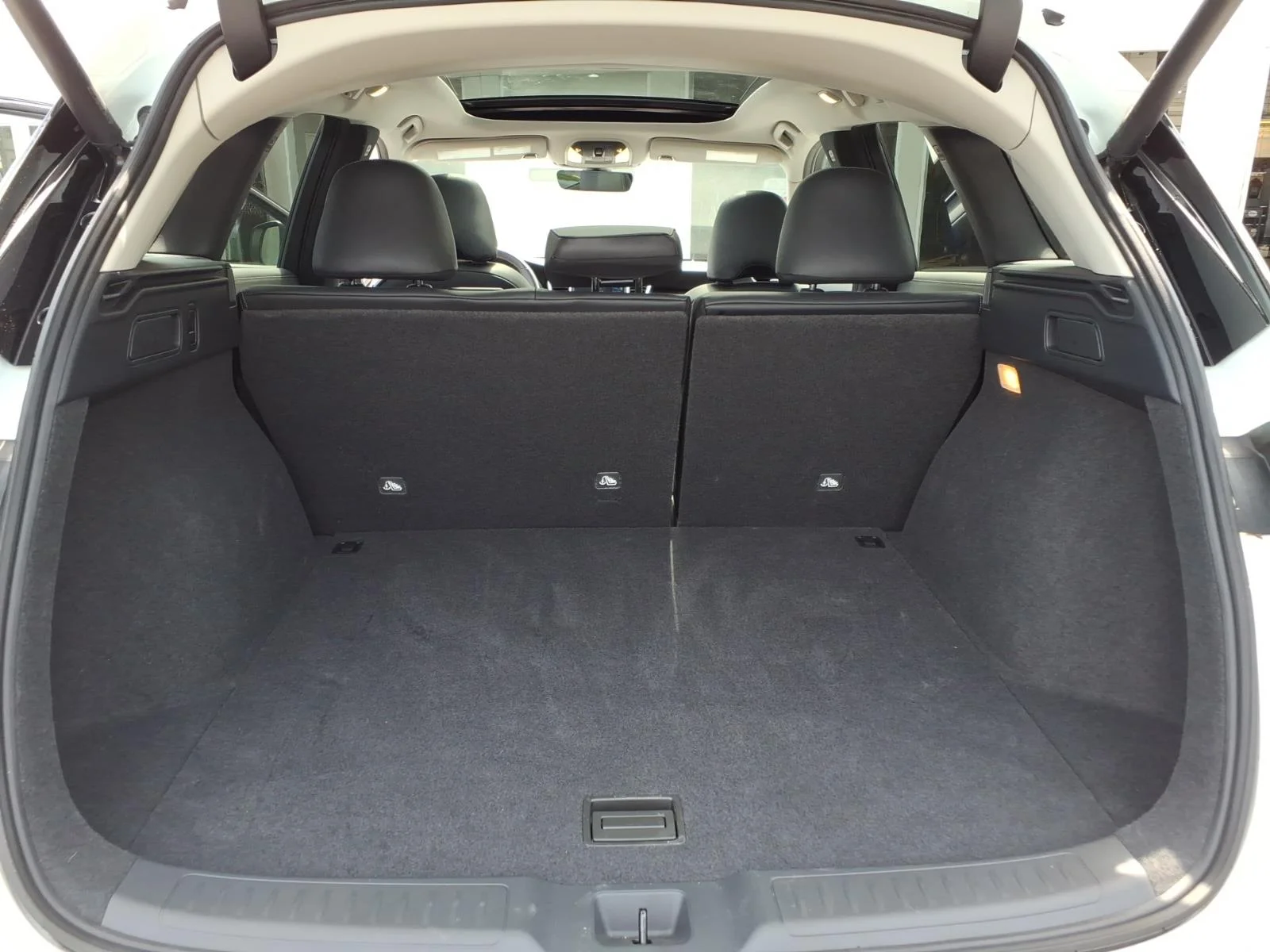 Certified Used 2025 White INFINITI LUXE image 25