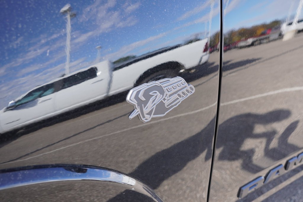 New 2027 Diamond Black Crystal Pearl-Coat Exterior Paint RAM Limited image 10