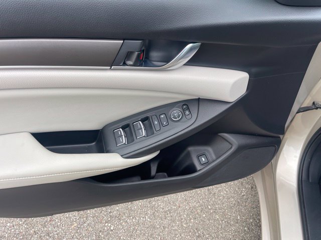 Used 2018 Champagne Frost Pearl Honda LX image 14