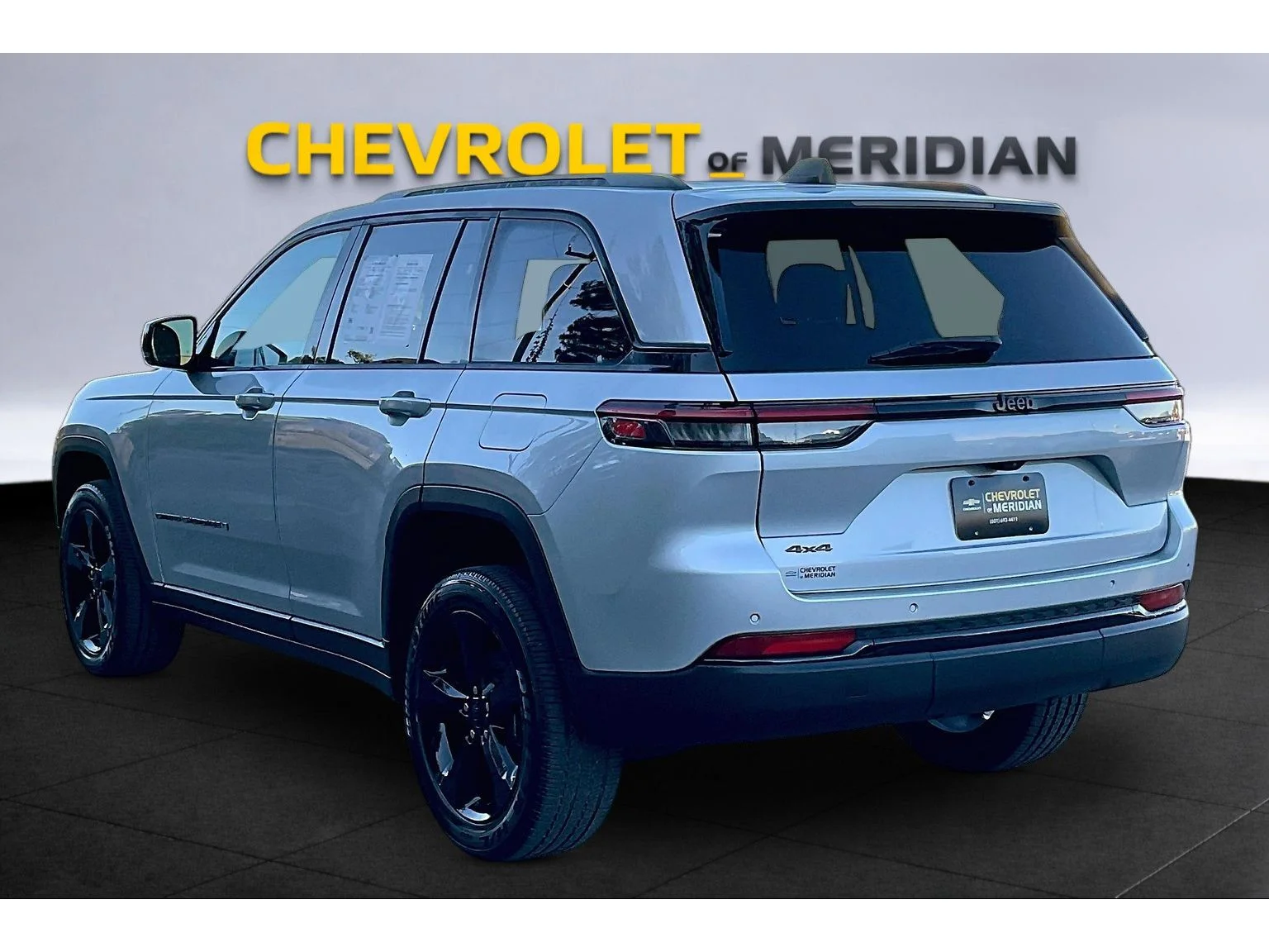 Used 2023 Silver Jeep Altitude image 2