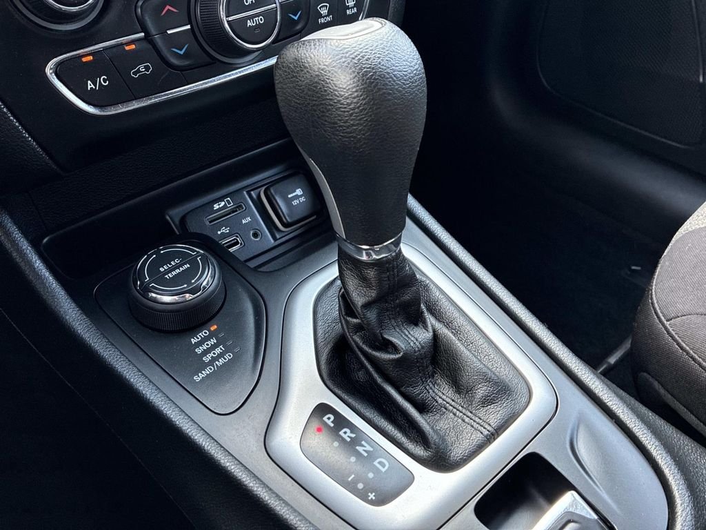 Used 2014 Silver Jeep Latitude image 29