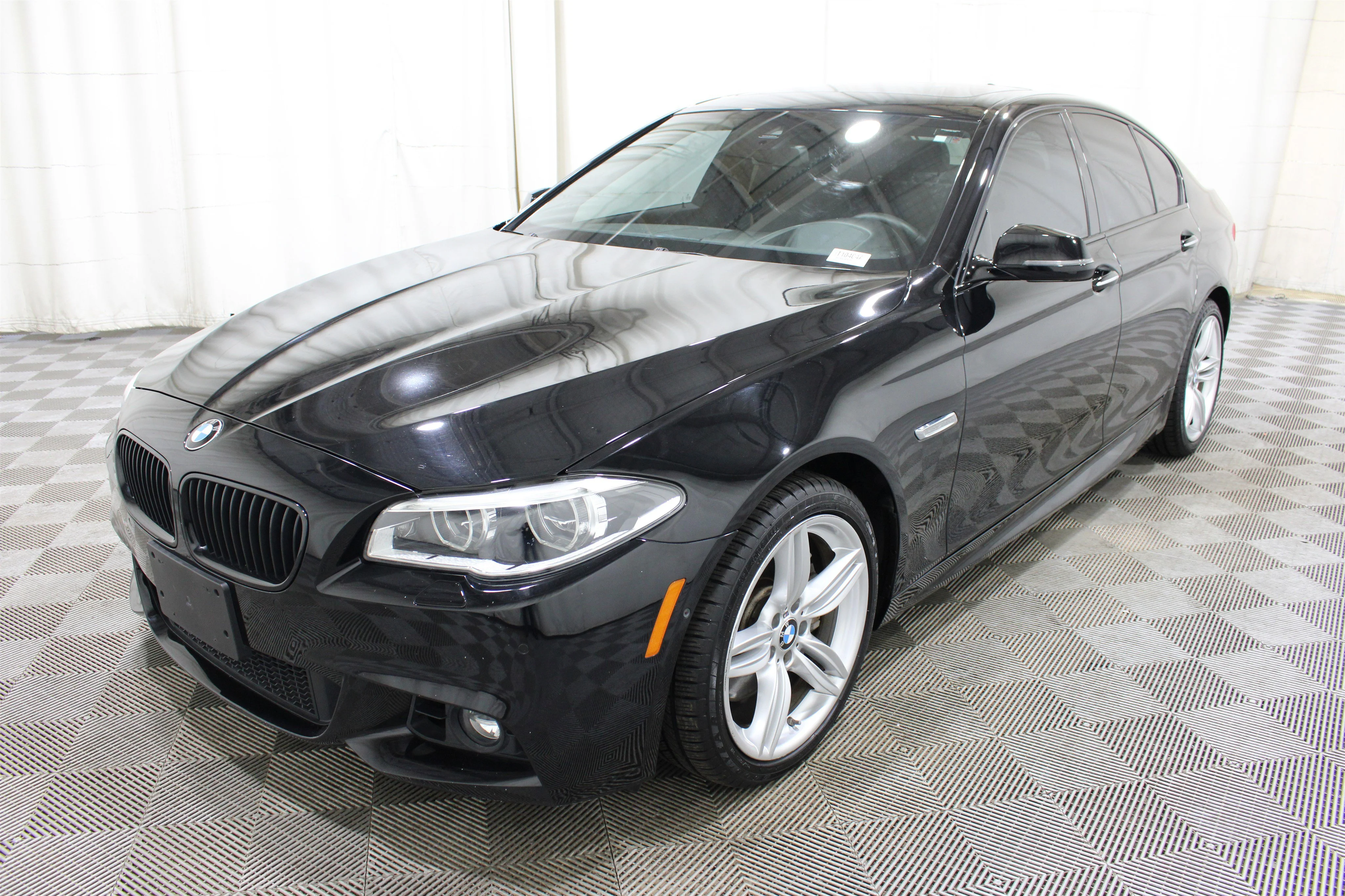 2016 BMW 5 Series 550i - Photo 36