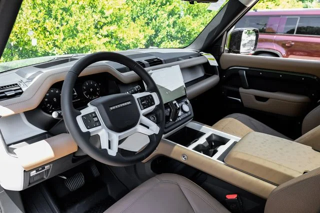 New 2026 Green Land Rover S image 3