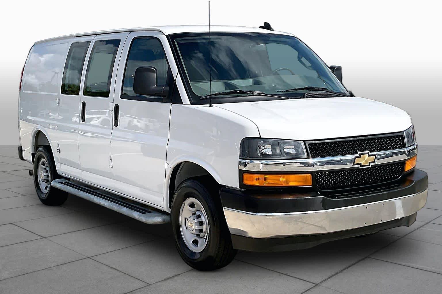 Used 2025 Summit White Chevrolet  image 3
