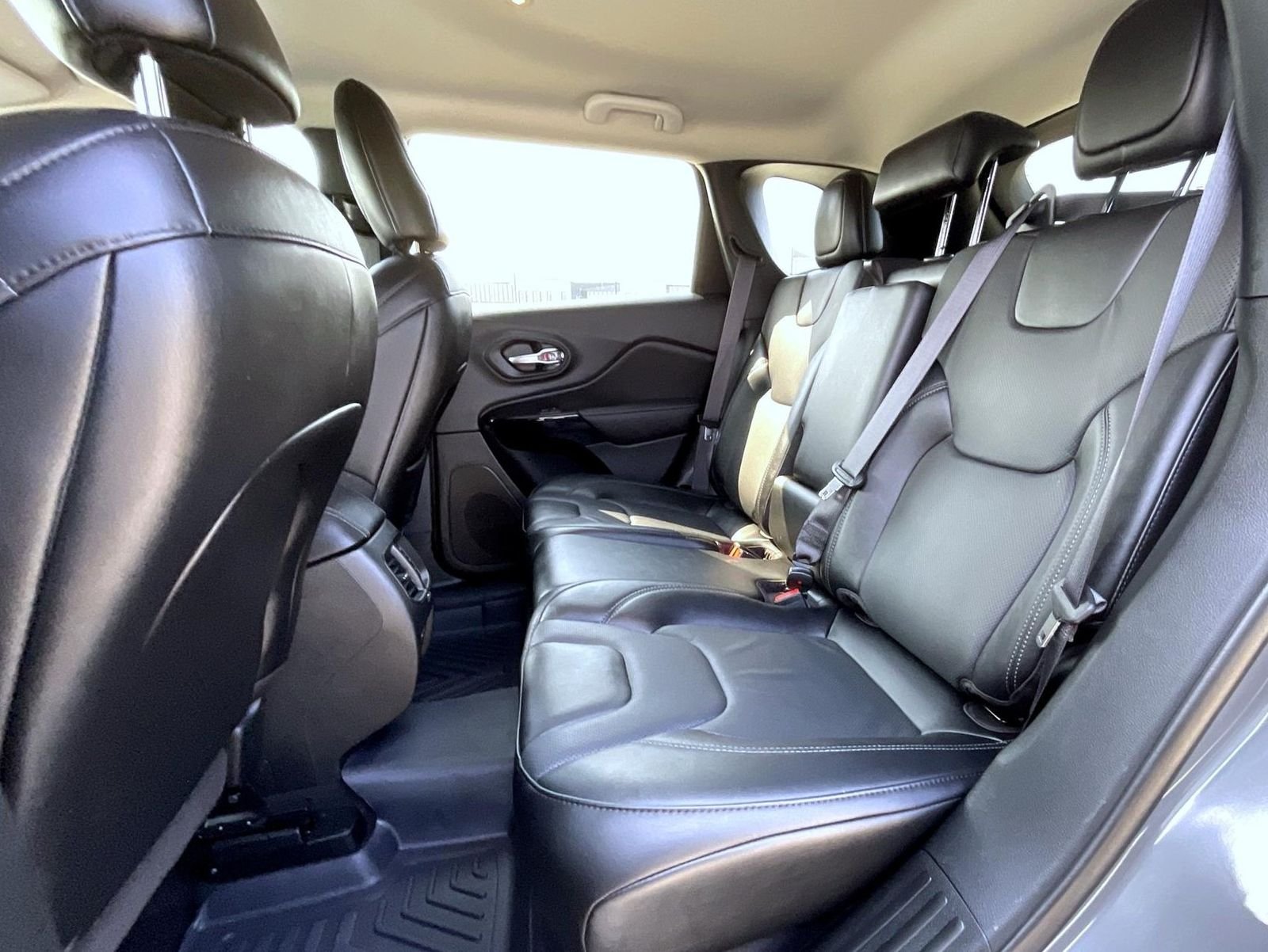 Used 2023 Gray Jeep Altitude image 19
