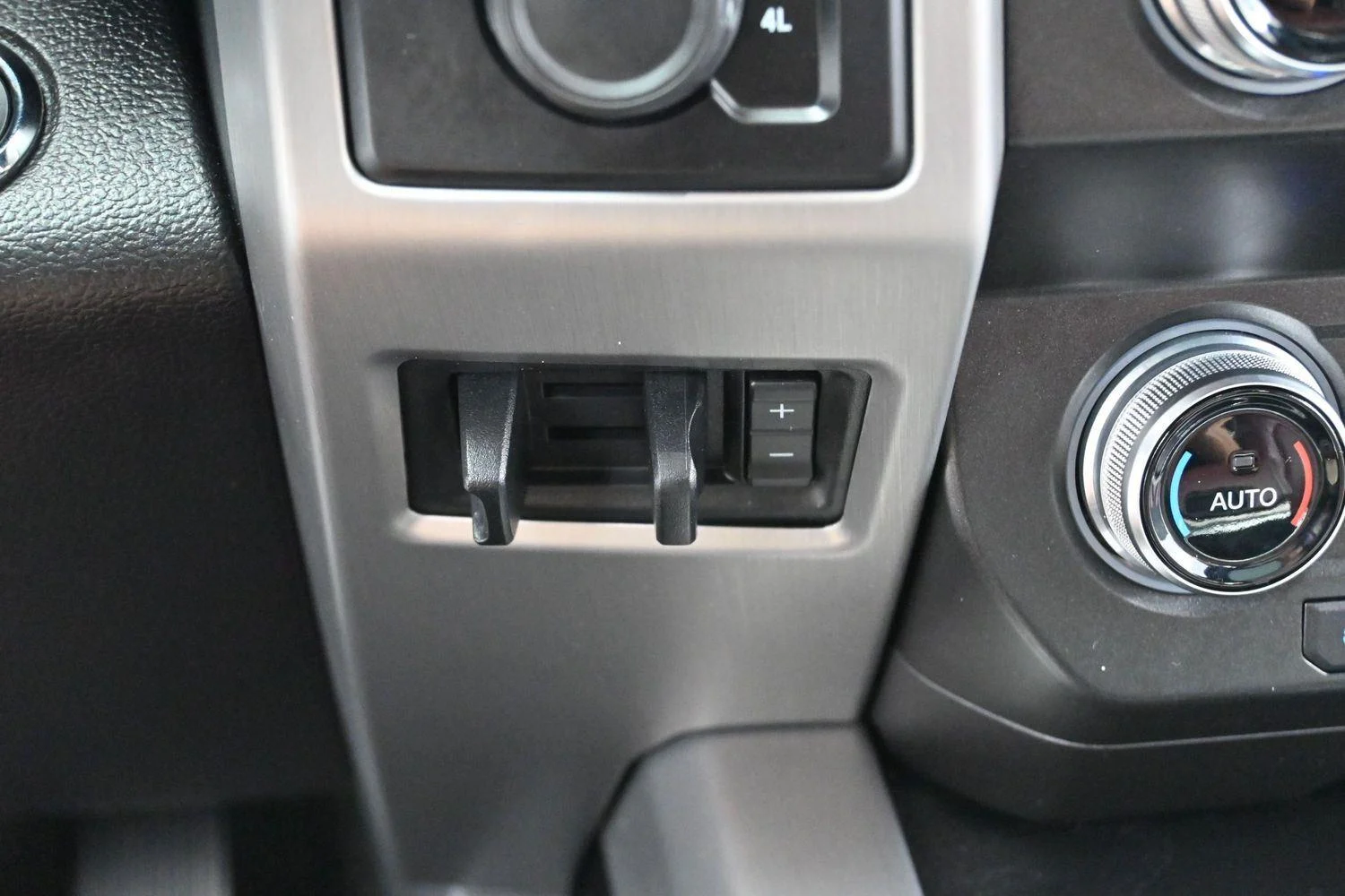 Used 2019 White Platinum Metallic Tri-Coat Ford Platinum image 30