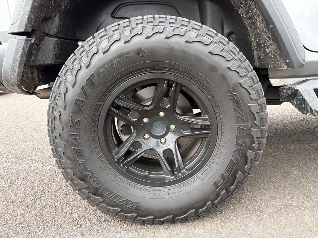 Used 2018 Billet Silver Metallic Clearcoat Jeep Unlimited Rubicon image 10