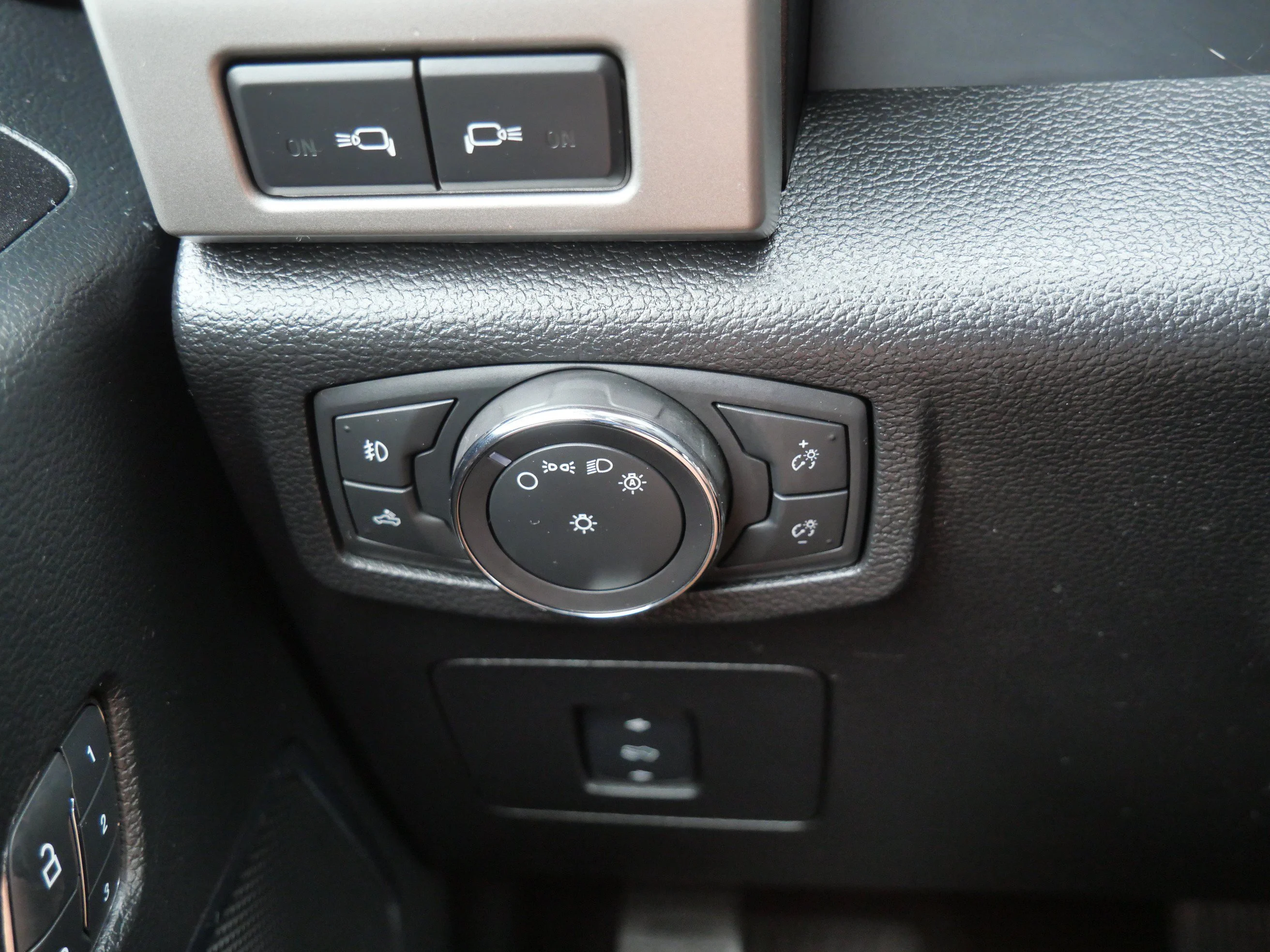 Used 2015 Magnetic Metallic Ford Lariat image 16