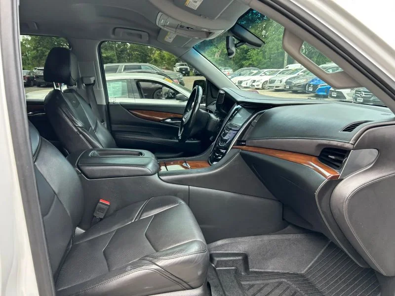Used 2019 White Cadillac Sport Utility 4D image 23