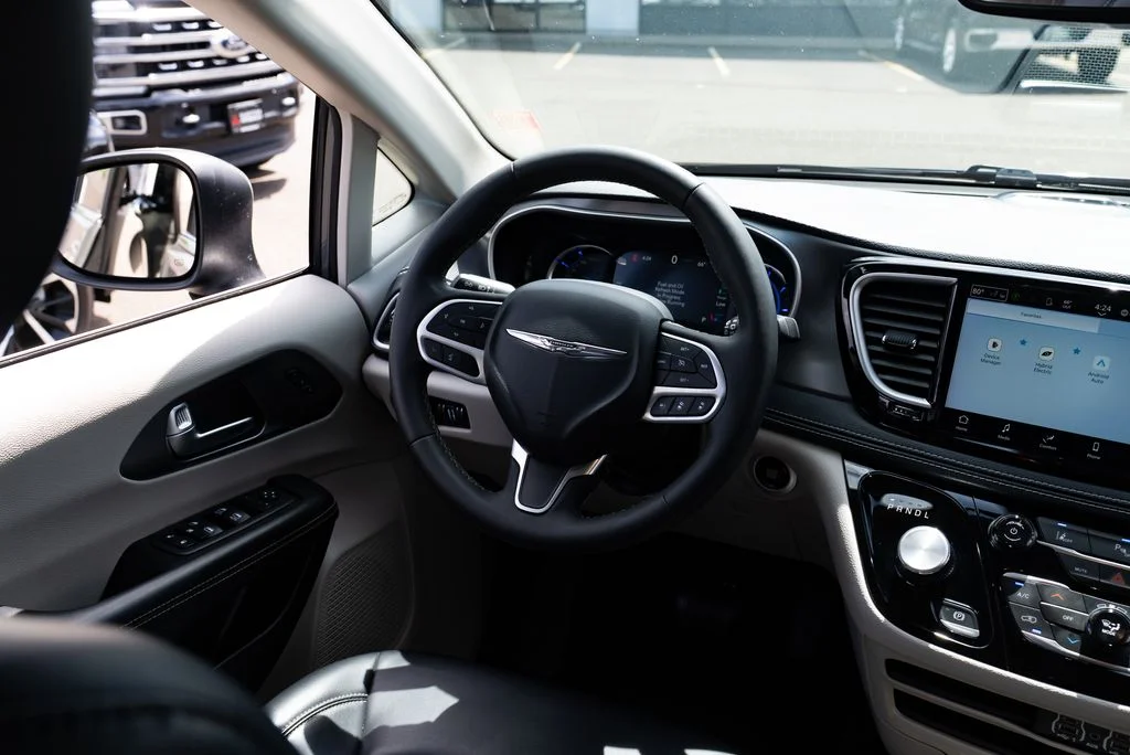 Used 2023 White Chrysler Touring L image 9