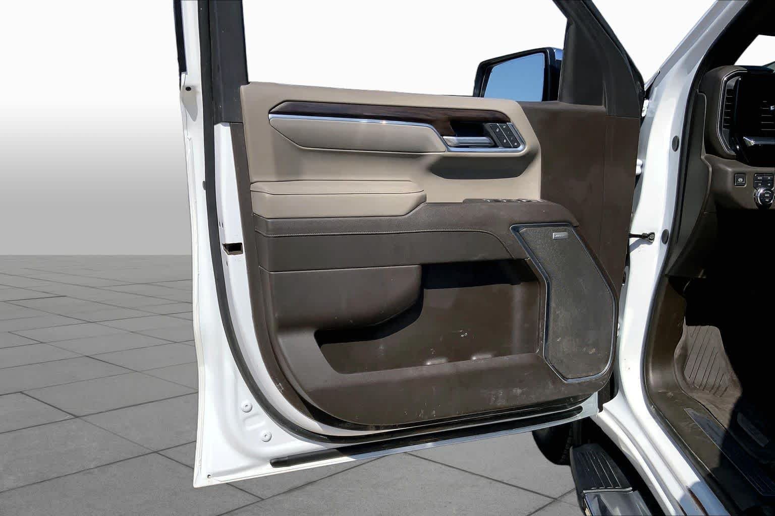 Used 2025 Summit White GMC SLT image 21