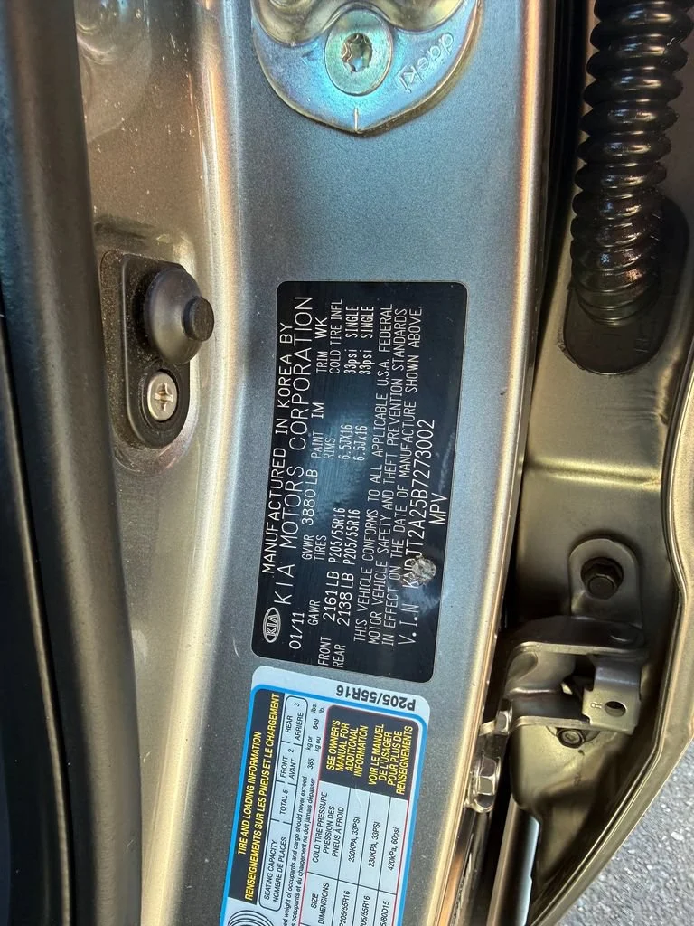 Used 2011 Titanium Kia + image 17