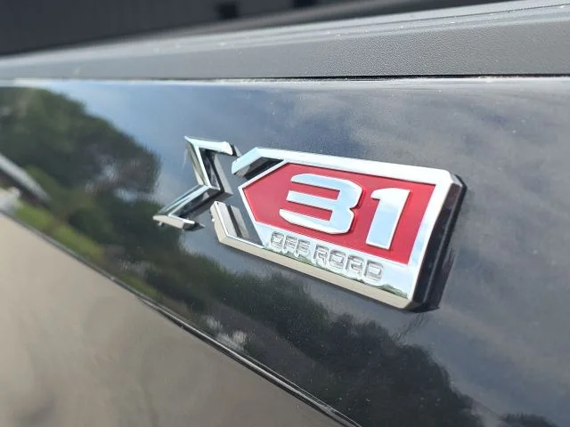 Used 2022 Silver GMC SLT image 9