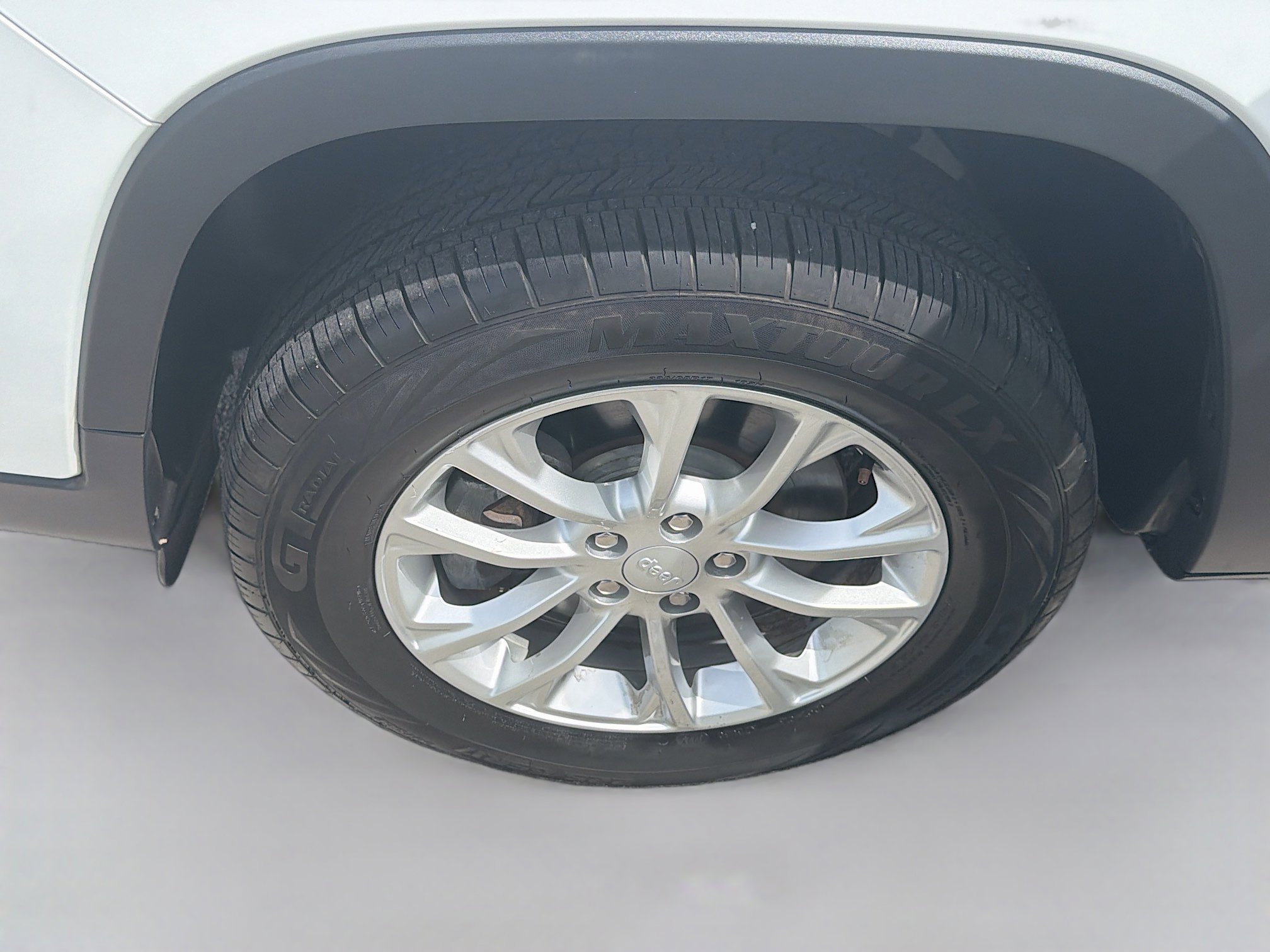Used 2019 Bright White Clearcoat Jeep Latitude image 35