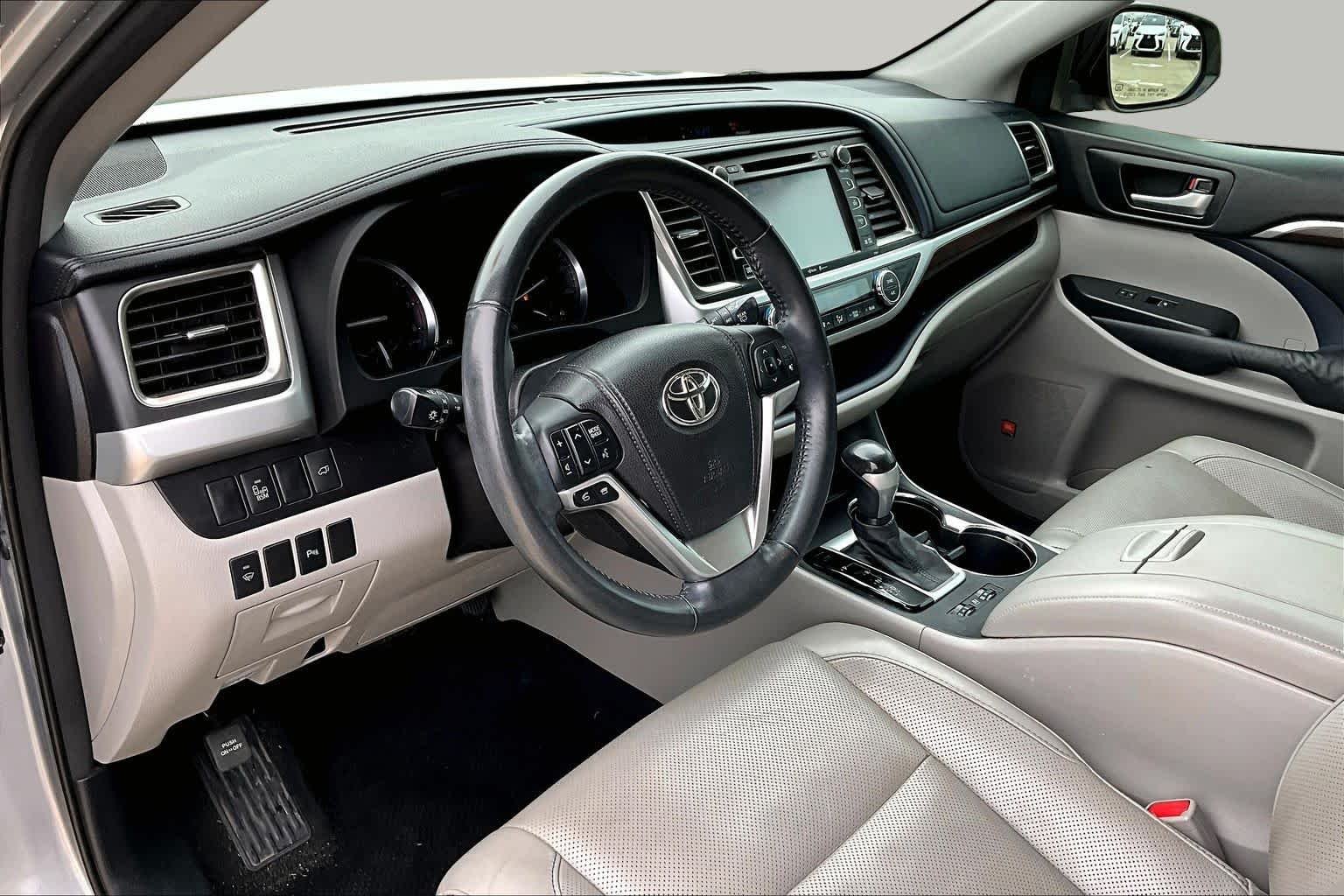 Used 2015 Silver Sky Metallic Toyota Limited image 17