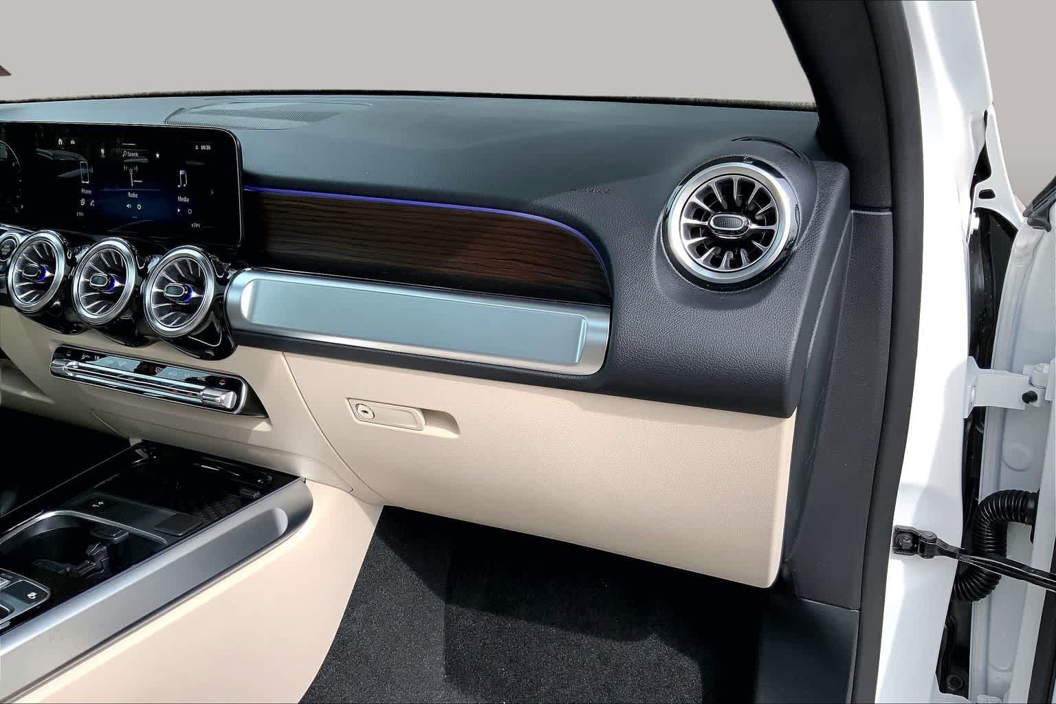 New 2026 Polar White Mercedes-Benz GLB 250 image 10