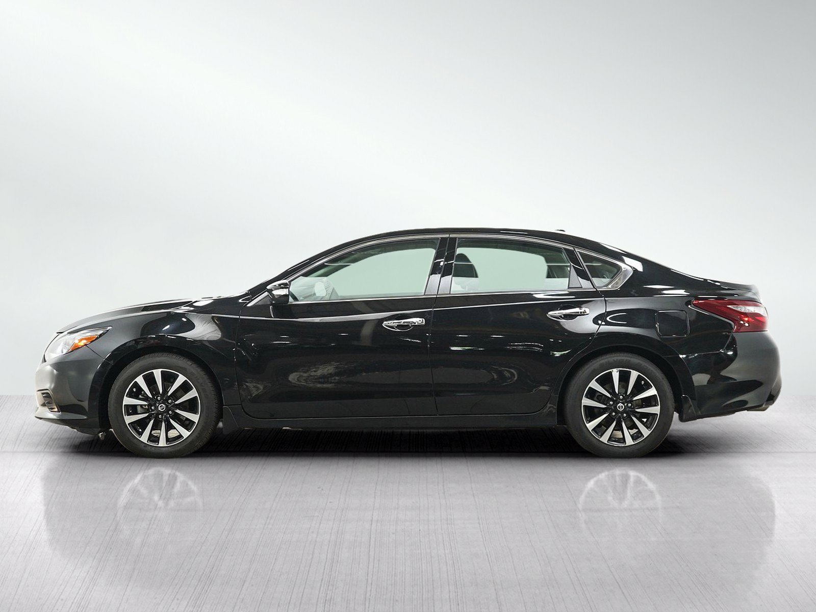 Used 2018 Nissan Altima SL with VIN 1N4AL3AP3JC207691 for sale in Minneapolis, Minnesota